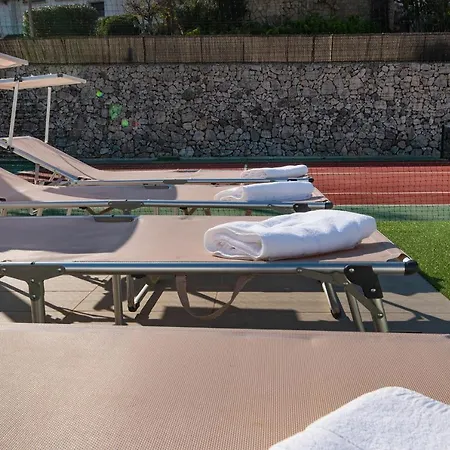 Sara: Private Pool & Tennis Court Retreat