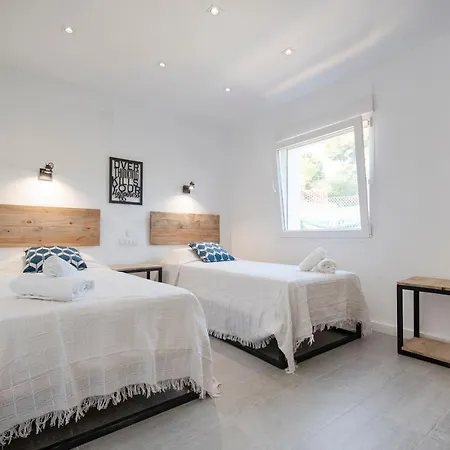 Sara: Private Pool & Tennis Court Retreat