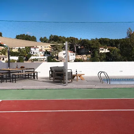 Sara: Private Pool & Tennis Court Retreat *