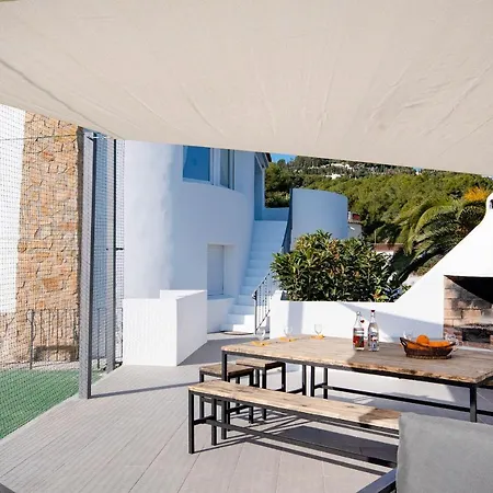 Sara: Private Pool & Tennis Court Retreat *