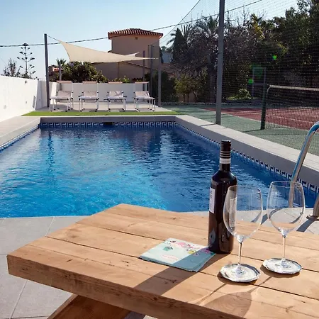 Sara: Private Pool & Tennis Court Retreat Villa *
