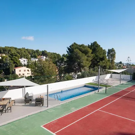 Sara: Private Pool & Tennis Court Retreat